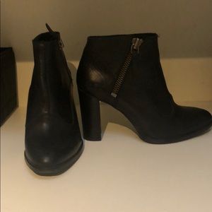 UGG women’s Dolores Ankle Boot